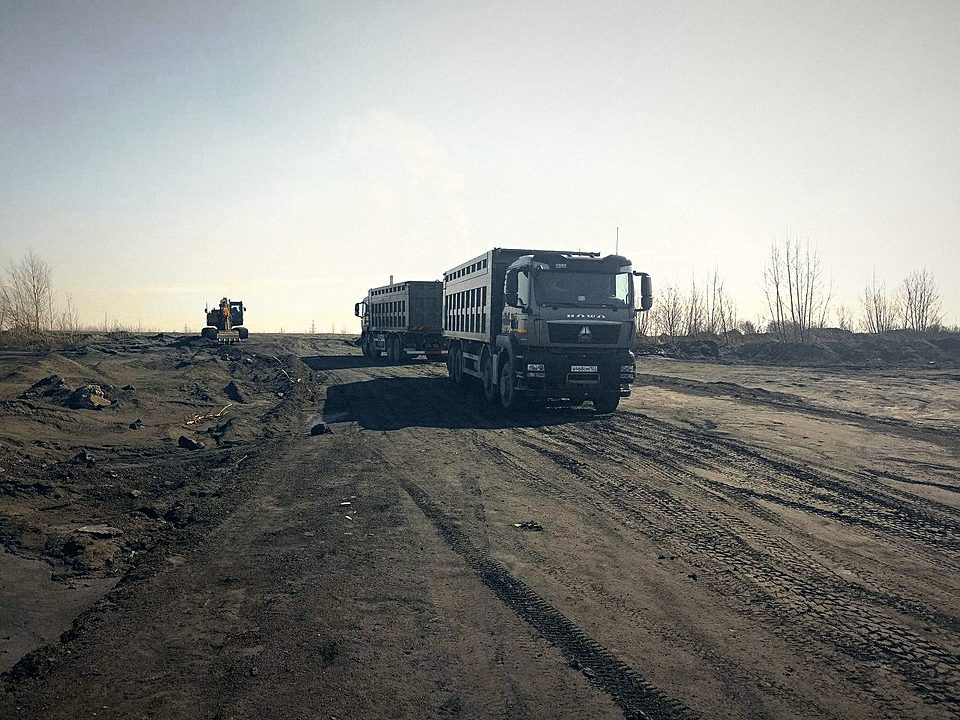 Самосвалы на отсыпке
