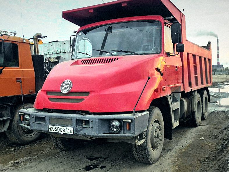 Самосвалы АСТ на стоянке